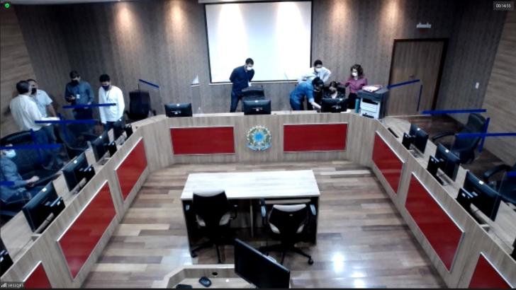Imagem da preparação da sala de sessão das Turmas