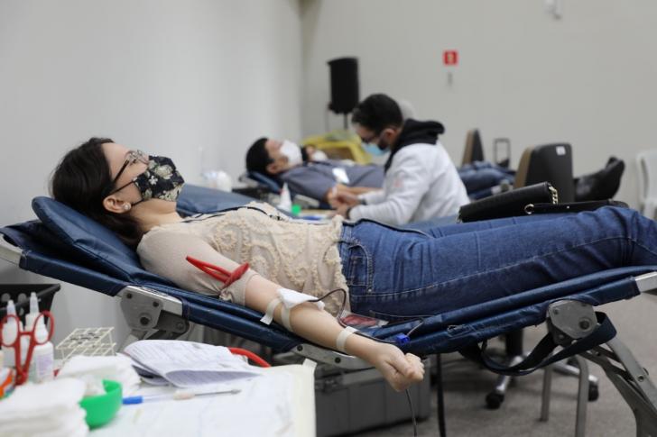Foto de uma servidora do TRT-8 doando sangue na ação realizada pelo Hemopa