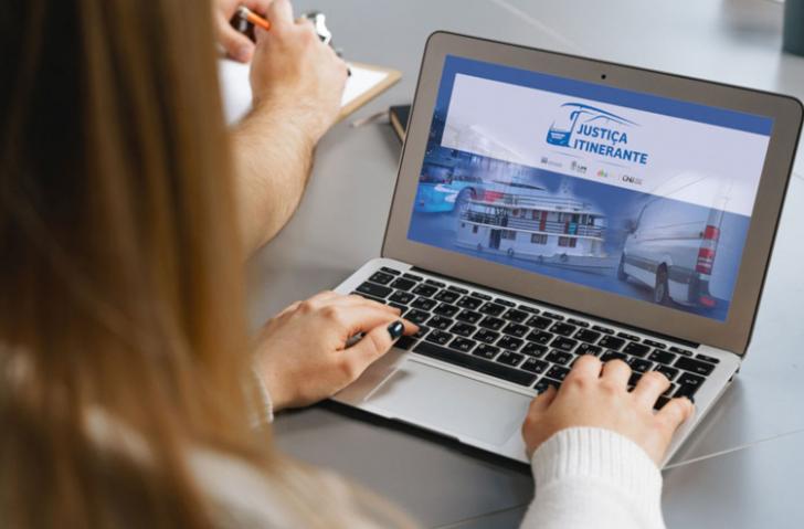 A imagem mostra a tela de um computador, nele temos a informação Justiça Itinerante.