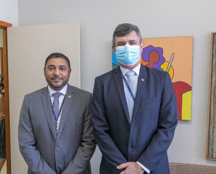 Foto dos servidores Herlon Carlos Ribeiro Pereira e Fernando Carlos Pollhuber durante cerimônia de posse