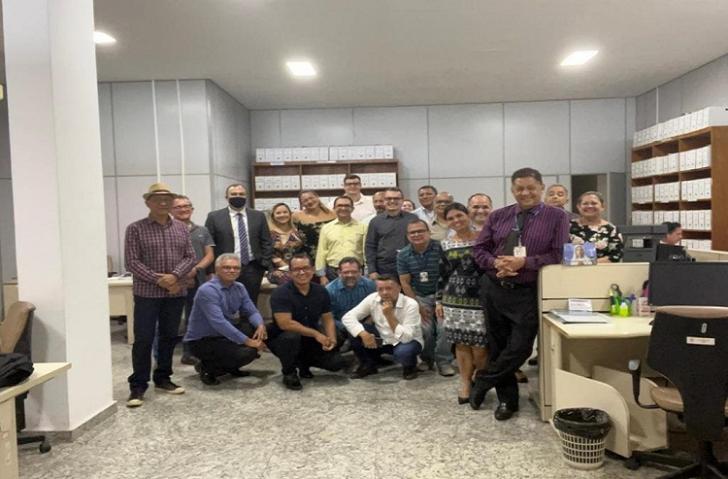 Foto de magistrado e servidores do Fórum de Santarém 