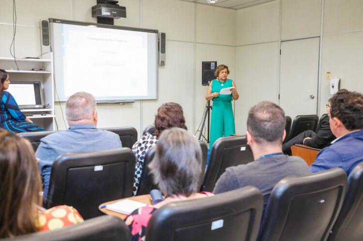 Sala de aula com paredes claras.
