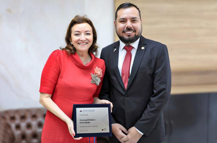 Fotografia da Presidente do TRT-8 ao lado de um servidor do tribunal