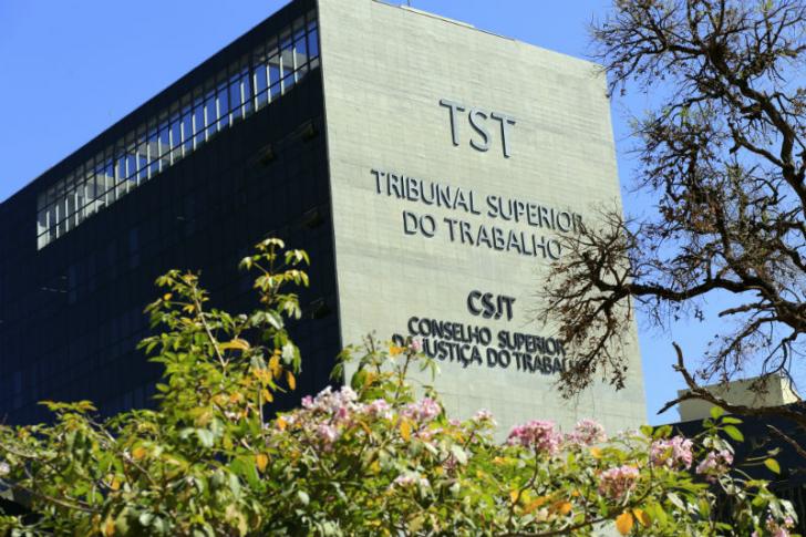 imagem da fachada do TST