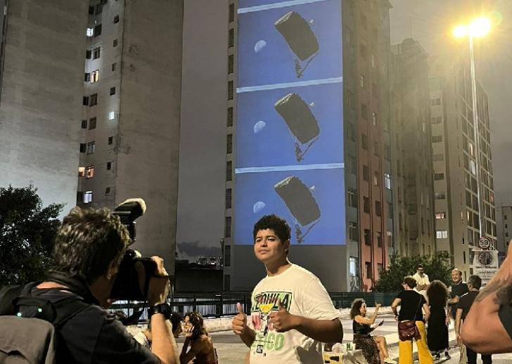 Fotografia em ambiente aberto. Homem centralizado