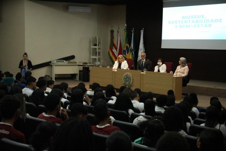 Fotografia panorâmica de um auditório.