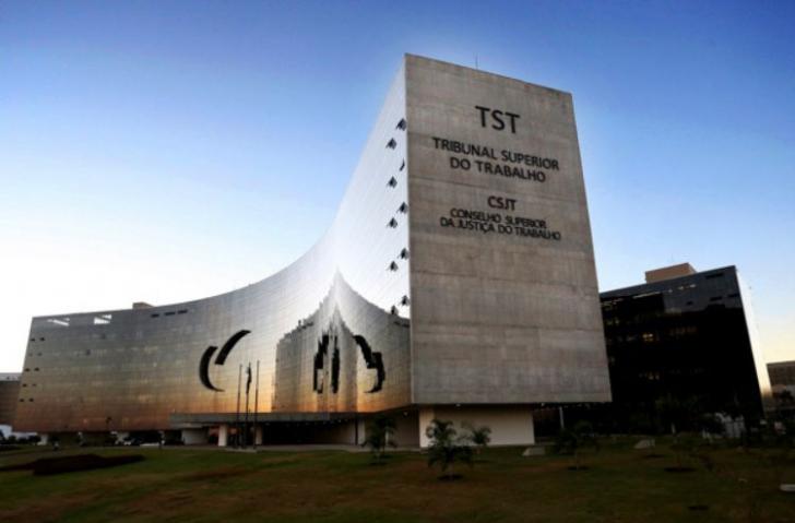 Fotografia em ambiente aberto da fachada do CSJT.