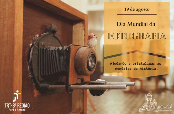 Fotografia de uma câmera fotográfica antiga na cor marrom.
