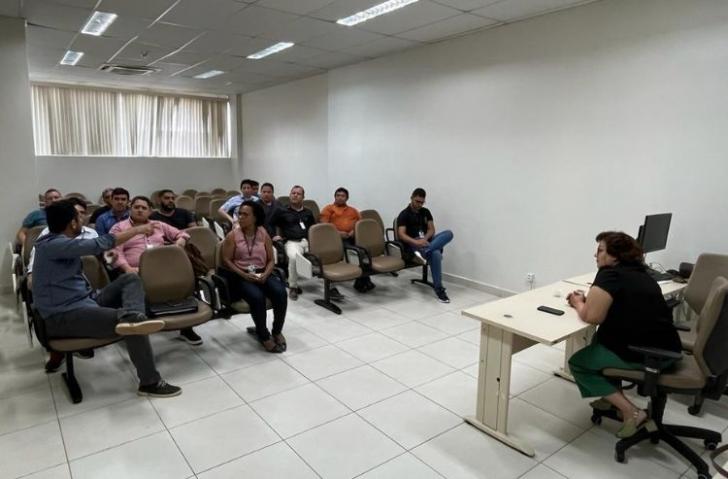 Fotografia em ambiente fechado, mostra uma sala com paredes, teto e chão brancos.