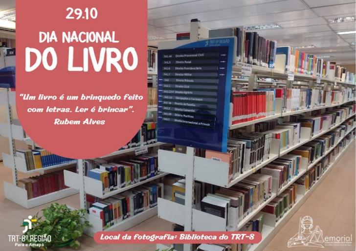 Fotografia da biblioteca do TRT-8 com elementos gráficos em cima na cor coral.