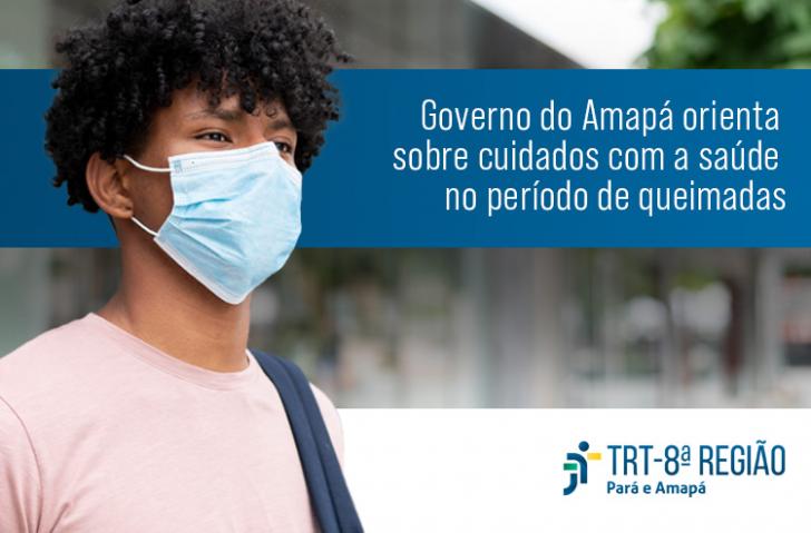 Fotografia em ambiente aberto de um homem negro com cabelos escuros e cacheados, usa blusa rosa, uma mochila azul nas costas