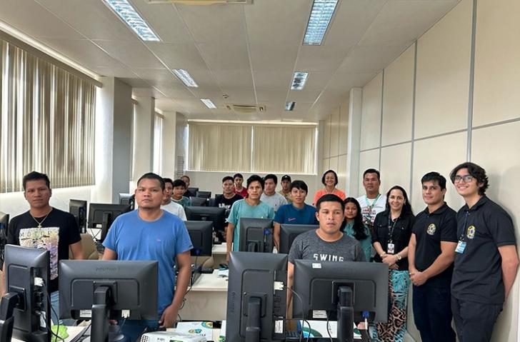 Fotografia colorida dos alunos indígenas durante o curso, do lado direito os palestrantes Ramon Torres, Gabriel Luna