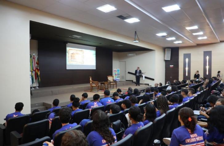 Fotografia do auditório Aloysio da Costa com diversos alunos da Escola Técnica e da Escola de Nível Médio Magalhães Barata sent