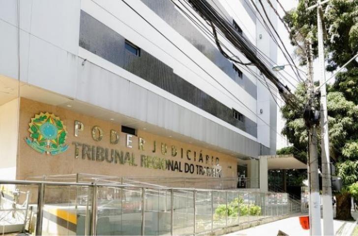 A foto mostra a fachada da sede do TRT-8.