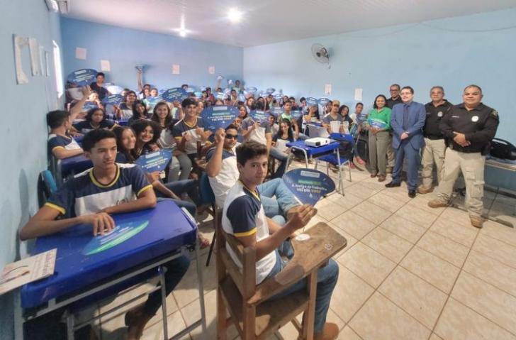 #ParaTodosVerem: A foto mostra estudantes sentados em carteiras na companhia da equipe da Vara do Trabalho.