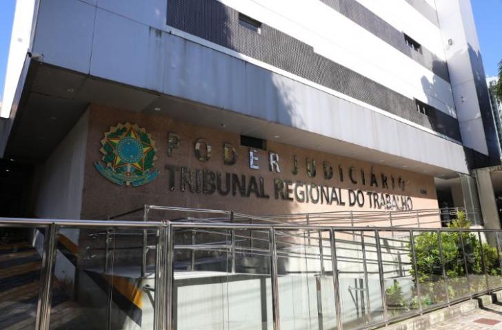 A foto mostra a fachada do TRT-8 com o brasão da República Federativa e a frase: Poder Judiciário, Tribunal Regional do Trabalho