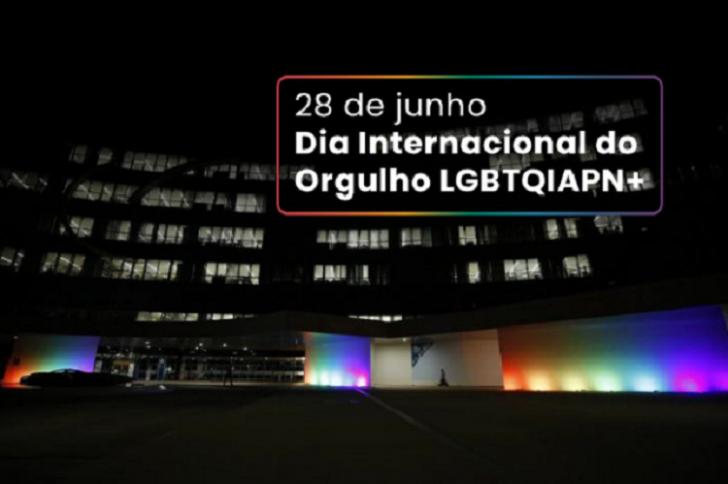 Fotografia do TST com as luzes da bandeira LGBTQIAPN+