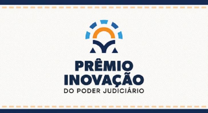 Arte gráfica nas cores branco, laranja azul claro e escuro. No card o texto: Prêmio Inovação do Poder Judiciário.