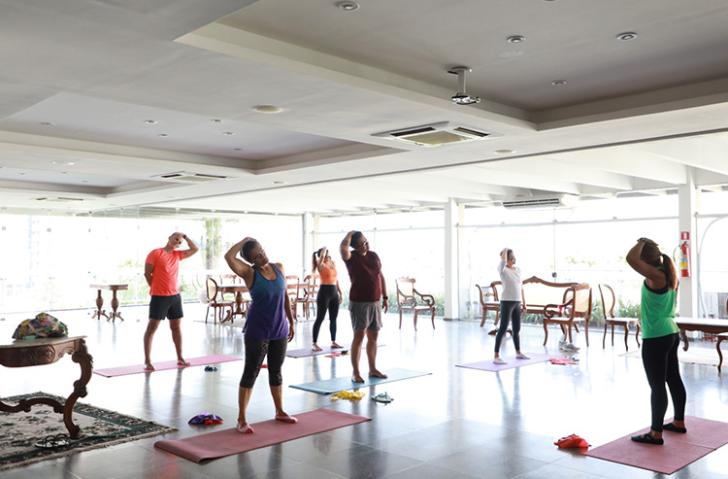 Fotografia colorida da aula de pilates.