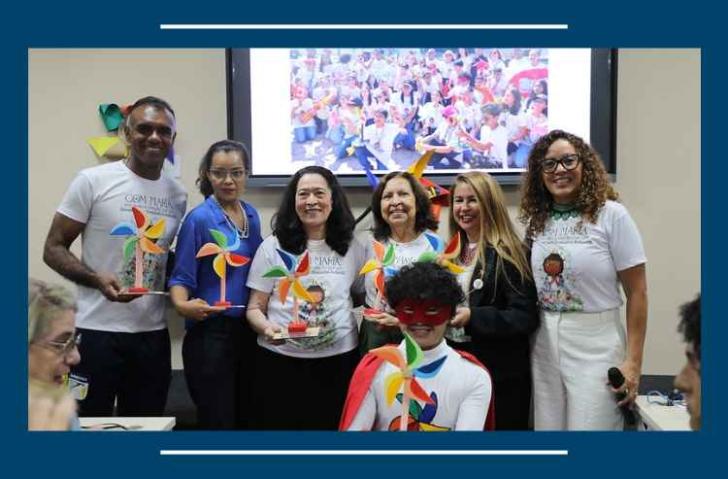 Fotografia colorida das coordenadoras, dos servidores e voluntarios do programa de combate ao trabalho infantil