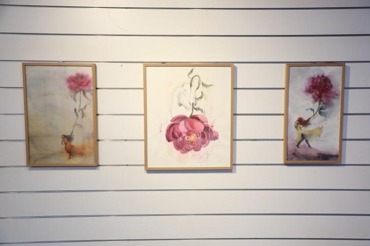 #ParaTodosVerem: Fotografia colorida em ambiente fechado, na foto aparece 3 obras da artista.