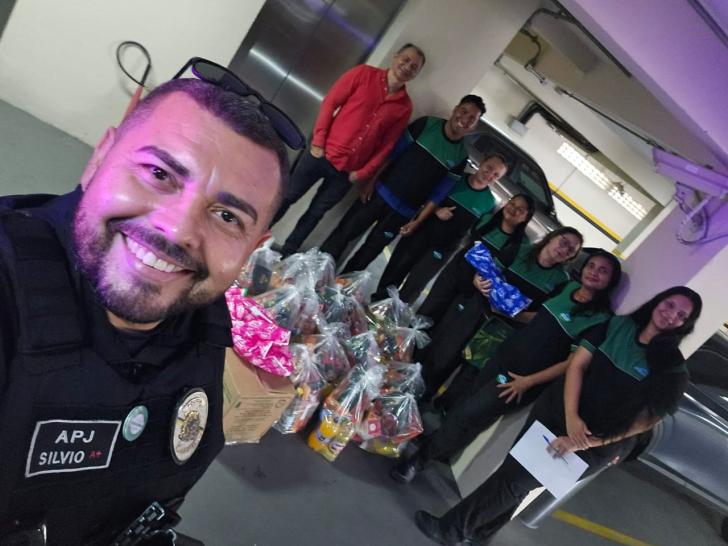 Foto colorida com serviodres terceirizados segurando presentes