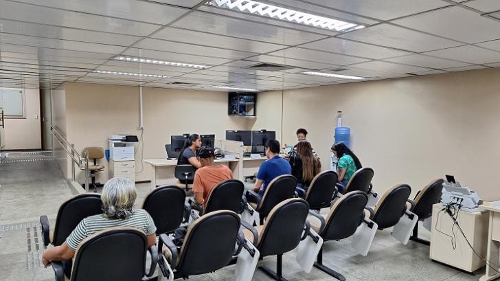 #ParaTodosVerem: Fotografia colorida em ambiente fechado, na foto está presente pessoas aguardando por atendimento. — Foto: ASCO