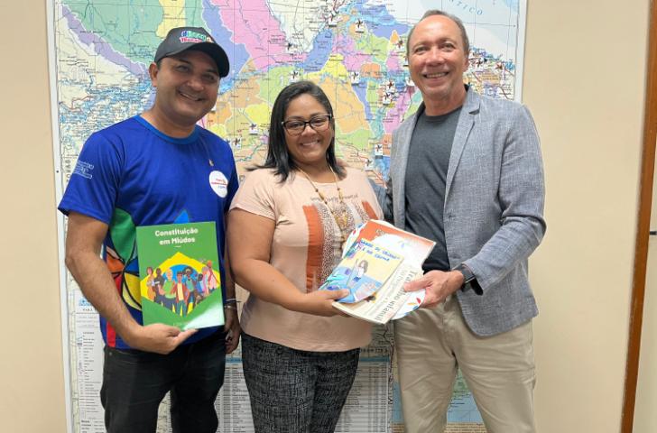 #ParaTodosVerem: Fotografia colorida. Da esquerda para a direita está o padrinho voluntário do Programa Jefferson Mota, a assist
