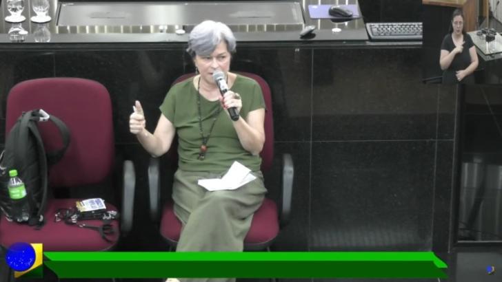 Foto colorida em ambiente fechado com a presente vestindo roupas sociais
