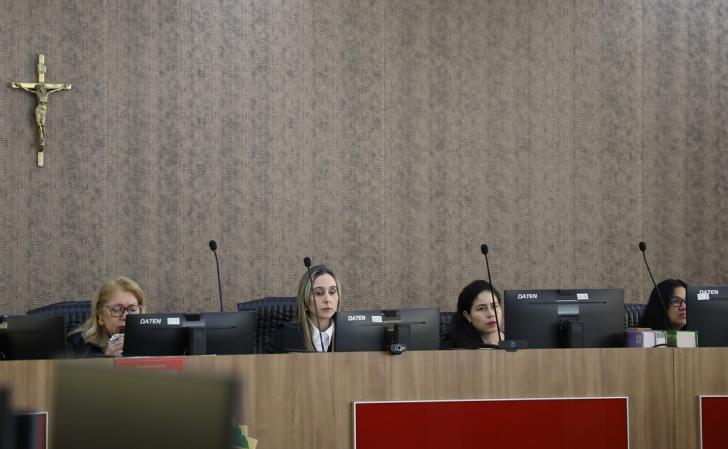 Foto da sessão do Pleno. À esquerda, na bancada, a presidente do TRT-8, desembargadora Sulamir Monassa.