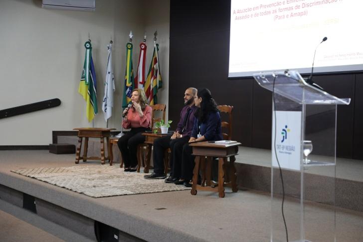 #ParaTodosVerem: Fotografia colorida em ambiente fechado, na foto está presente a mesa de conversa com dois servidores e uma mag