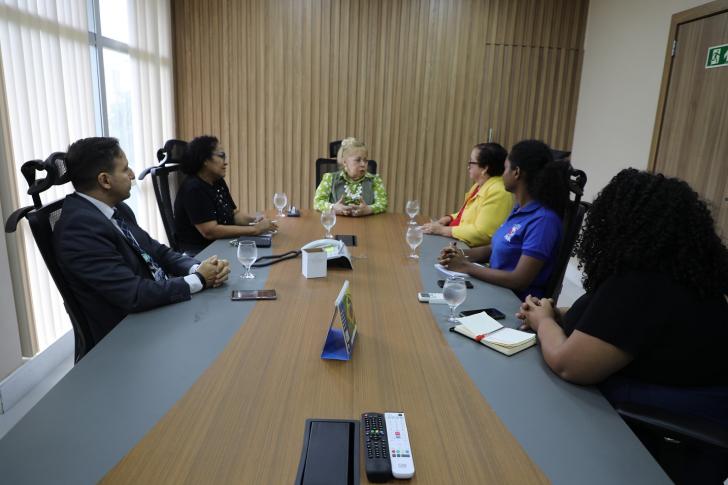 Foto da presidente do TRT-8 em reunião com representantes da SEIRDH.