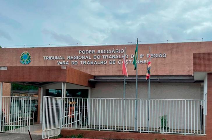 Foto em espaço aberto da fachada da Vara de Trabalho de Castanhal.