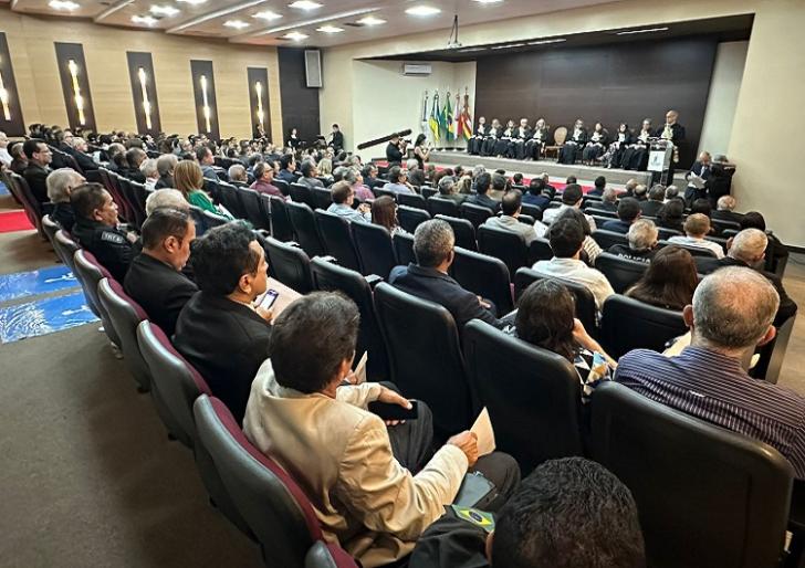 Descrição de imagem: Fotografia do auditório Aloysio da Costa Chaves com diversas pessoas.