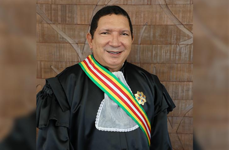 Descrição de imagem: Foto 1; Fotografia de perfil do desembargador Luís José de Jesus Ribeiro. Foto 2; Duas pessoas sentadas enq