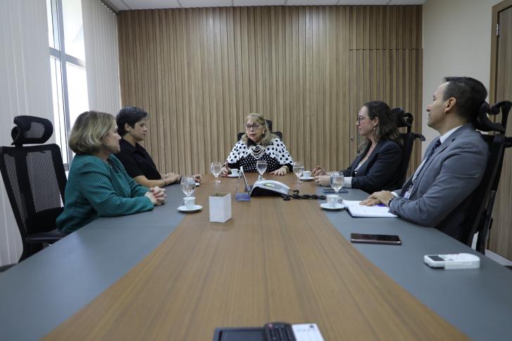 Foto em ambiente fechado mostrando a sala de reunião da presidência do TRT-8.