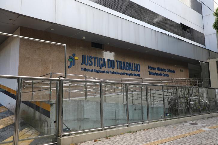 Foto em espaço aberto da fachada do TRT-8.