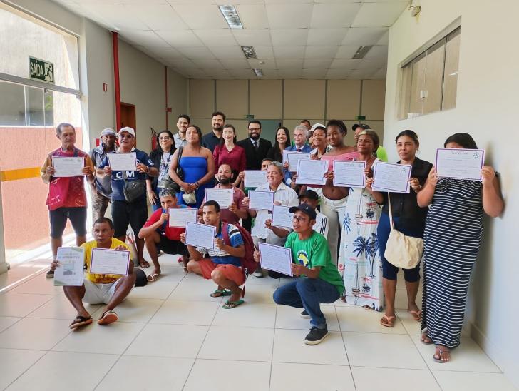 #ParaTodosVerem: Fotografia colorida em ambiente aberto, na foto está reunido os participantes do curso, todos estão em pé, segu