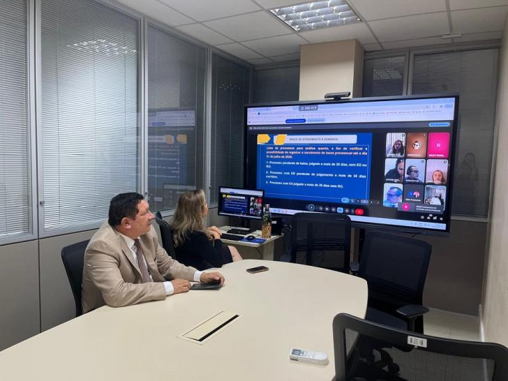 Foto em ambiente fechado mostrando a reunião na sala da ouvidoria do TRT-8.