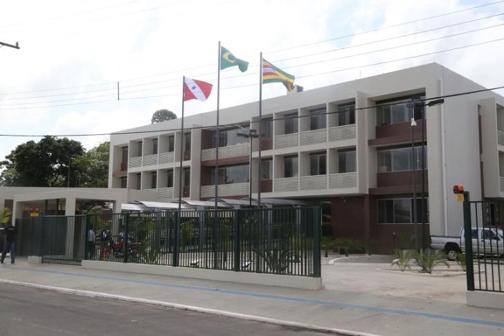 #ParaTodosVerem: Fotografia colorida da fachada do forúm de Ananindeua