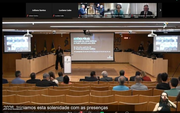 Imagem em ambiente fechado mostrando o auditório do TRT-18 e participantes das audiência pública remota
