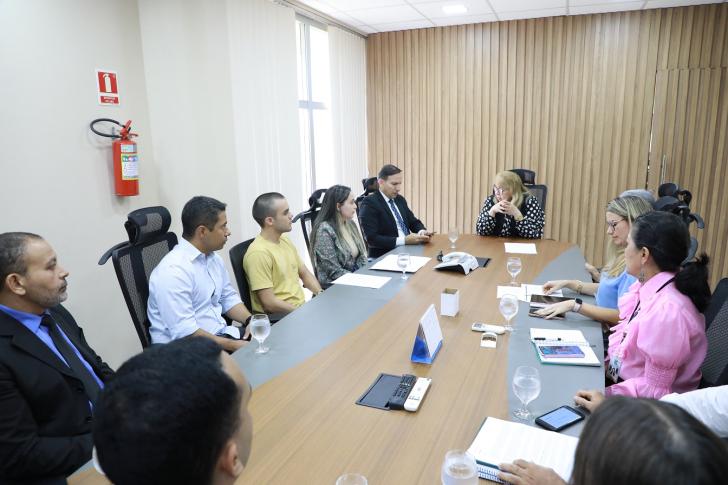 Foto da sala de reunião da Presidência do TRT8, durante encontro entre a direção do tribunal e as comissões de aprovados.