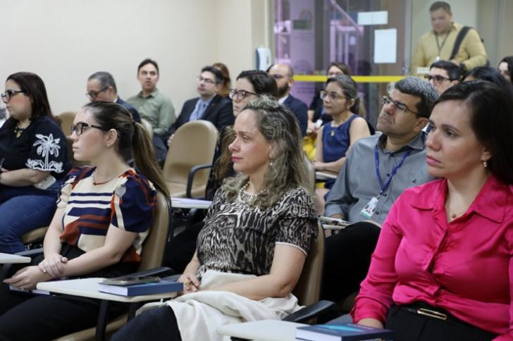#ParaTodosVerem: fotografia colorida em ambiente fechado dos participantes do curso. — Foto: ASCOM8