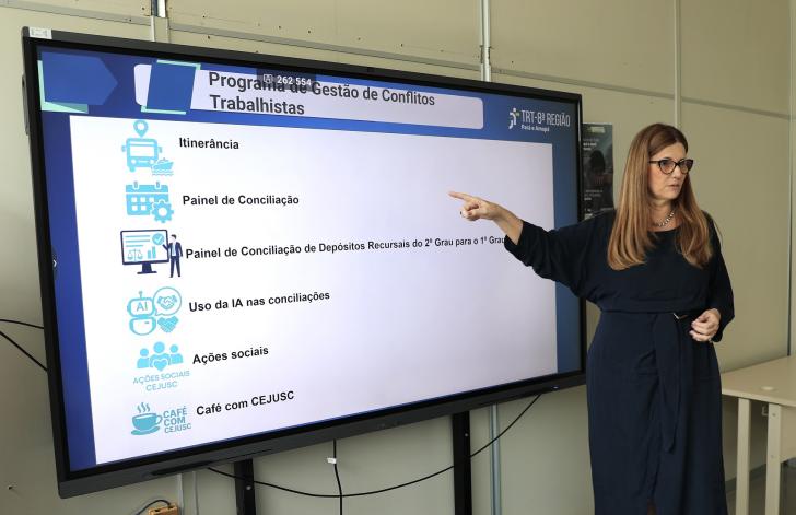 Foto de servidora durante apresentação de programas do TRT8 na RAE 2025.