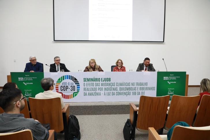 Foto colorida de ambiente fechado mostrando a mesa de abertura do Seminário de Mudanças Climáticas.