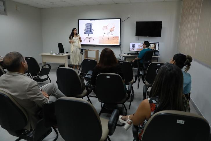  Foto colorida em ambiente fechado mostrando a sala do TRT-8 onde acontece a capacitação no formato presencial.