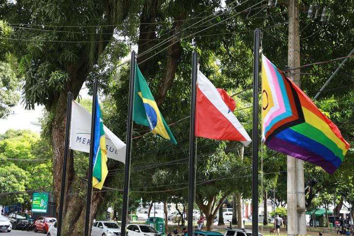 Foto das bandeiras hasteadas em frente ao TRT8, incluindo a bandeira do movimento LGBT+