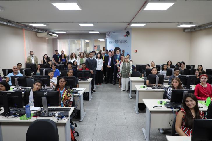 Foto colorida em ambiente fechado mostrando a turma de informática do Programa de Erradicação do Trabalho Infantil.