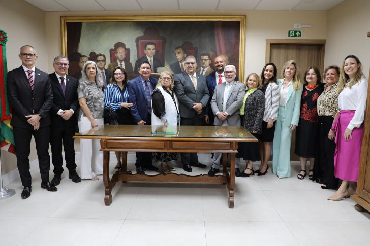 Foto do novo desembargador do TRT8 posando ao lado dos colegas de desembargado no encerramento da cerimônia de posse.