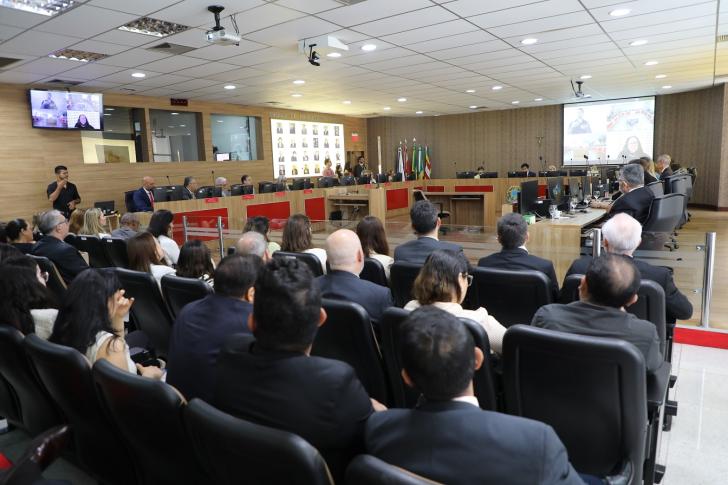 Foto colorida em ambiente fechado mostrando a sala da sessão do pleno durante a cerimonia de encerramento da correição ordinária